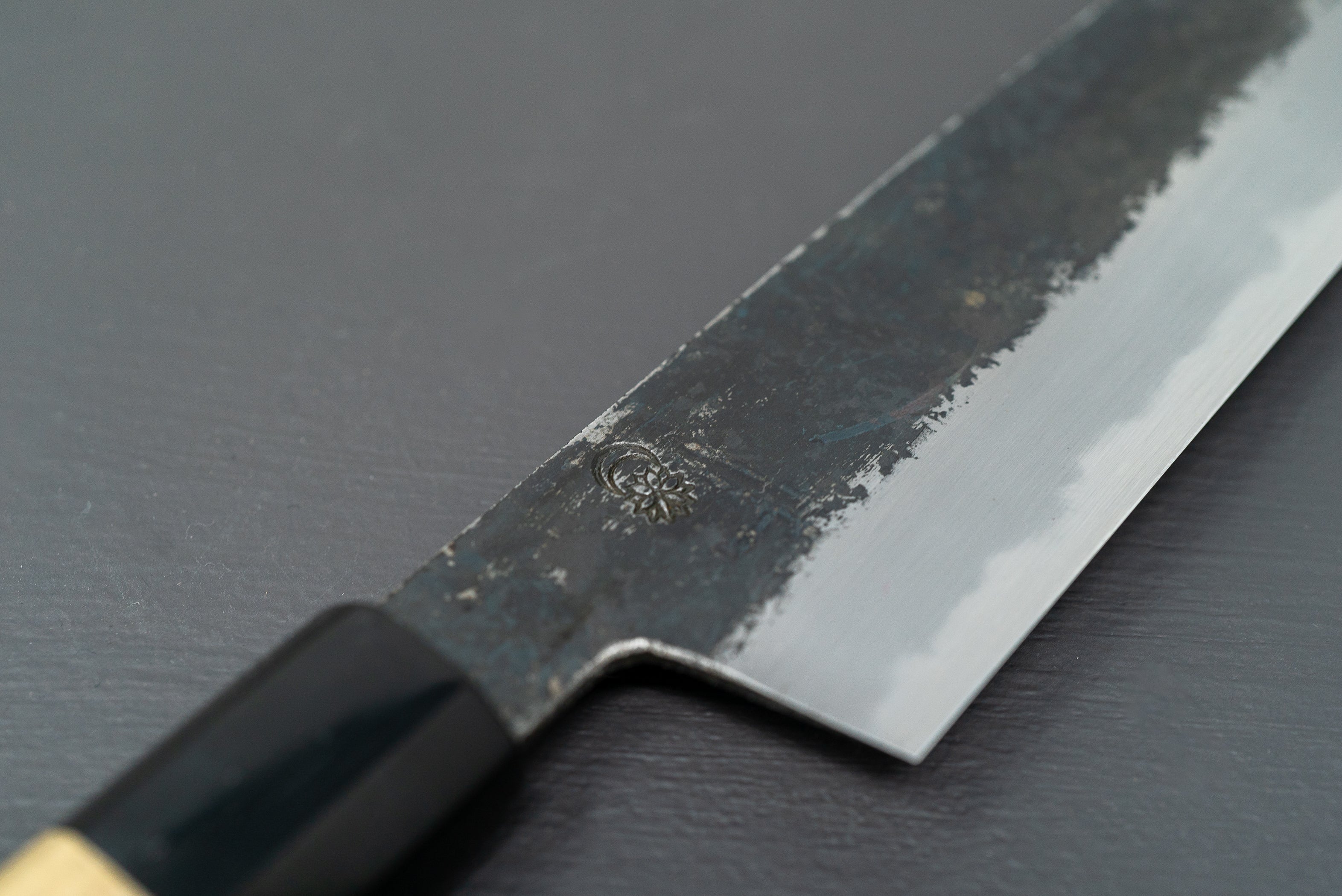 Sakai Kikumori Kikuzuki Kuro Santoku 180mm - Cearmausas